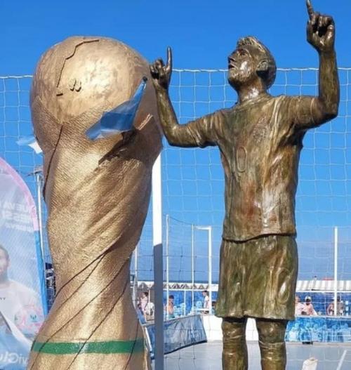 阿根廷民众烧梅西雕像的相关图片
